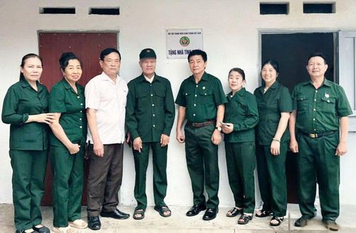 Lãnh đạo Hội Cựu thanh niên xung phong tỉnh trao nhà tình nghĩa cho hội viên Trần Văn Luận, xã Nghĩa Phương.