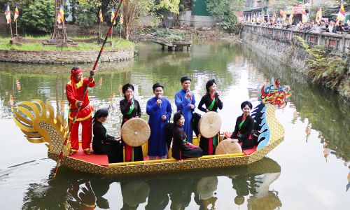  Diễn xướng Dân ca Quan họ Bắc Ninh trên thuyền phục vụ du khách tham quan tại chùa Phật Tích (xã Tiên Du). 
