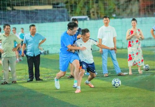 Đội bóng Báo và phát thanh truyền hình Đà Nẵng (bên trái) thi đấu với Trung tâm Phát triển quỹ đất thành phố tại Hội thao công nhân, viên chức, lao động thành phố năm 2026. Ảnh: PHI NÔNG