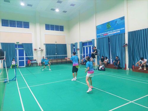 Không khí tranh tài môn cầu lông Hội thao công nhân, viên chức, lao động thành phố năm 2026 diễn ra hấp dẫn tại Nhà Văn hóa Lao động thành phố. Ảnh: PHI NÔNG