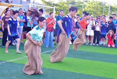 Vận động viên thi đấu nhảy bao bố tại Hội thao công nhân, viên chức, lao động Bệnh viện Đà Nẵng lần thứ 2 năm 2026. Ảnh: PHI NÔNG