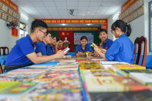 Tuổi trẻ An Khê tại Góc đọc sách và không gian số “Bác Hồ với thanh niên An Khê” và chương trình “Trao đổi sách - Book exchange”. Ảnh: XUÂN SƠN