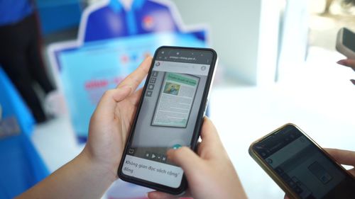 Bạn đọc tìm kiếm các đầu sách thông qua mô hình thư viện online. Ảnh: XUÂN SƠN