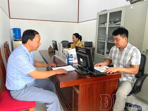 Cán bộ Trung tâm Phục vụ hành chính công xã Mường Pồn tiếp nhận, hướng dẫn người dân thực hiện thủ tục dịch vụ công trực tuyến. Ảnh: Thùy Trang