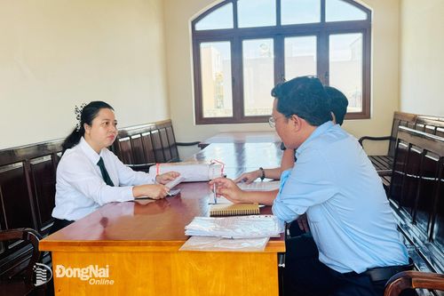 Thẩm phán Tòa án nhân dân thành phố tiếp đương sự trong vụ án kinh doanh thương mại. Ảnh: Phạm Huệ