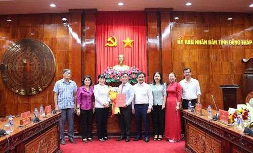 Tân Phó Giám đốc Sở Nội vụ và các đại biểu tại buổi lễ.