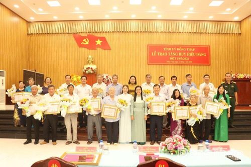 Trưởng Ban Tuyên Giáo và Dân vận Tỉnh Nguyễn Thị Kim Tuyến và Bí thư Đảng ủy xã Mỹ Thọ Phạm Thị Ngọc Đào chụp hình lưu niệm với các đồng chí nhận Huy hiệu Đảng đợt này.