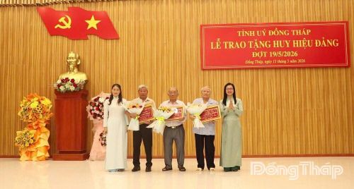 Trưởng Ban Tuyên Giáo và Dân vận Tỉnh ủy Nguyễn Thị Kim Tuyến và Bí thư Đảng ủy xã Mỹ Thọ Phạm Thị Ngọc Đào trao Huy hiệu 60 năm tuổi Đảng và 55 tuổi Đảng cho đảng viên xã Mỹ Thọ.