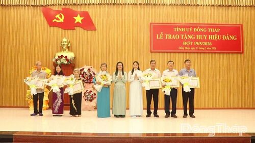 Trưởng Ban Tuyên Giáo và Dân vận Tỉnh Nguyễn Thị Kim Tuyến và Bí thư Đảng ủy xã Mỹ Thọ Phạm Thị Ngọc Đào trao Huy hiệu 40 năm tuổi Đảng cho đảng viên đợt 19-5.