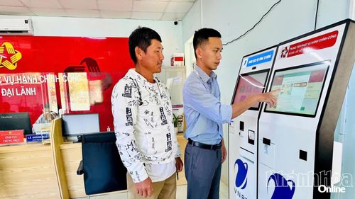 Cán bộ Trung tâm Phục vụ hành chính công xã Đại Lãnh hướng dẫn người dân tra cứu thủ tục hành chính trên hệ thống điện tử tự động.