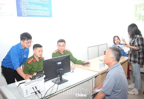 Giải quyết thủ tục hành chính cho người dân tại xã Vạn Ninh.