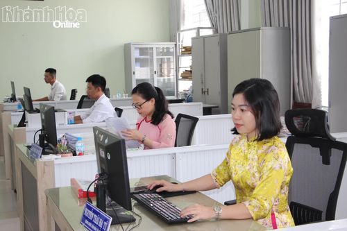 Cán bộ, công chức xã Vạn Ninh tập trung xử lý công việc.