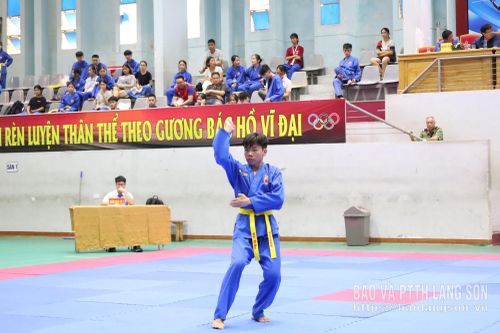 Vận động viên tham gia thi đấu nội dung quyền