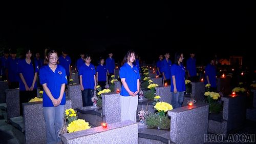 Hoạt động thắp nến tri ân tại nghĩa trang liệt sĩ tỉnh.