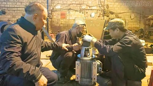 Mặc dù đã ngoài 90 tuổi nhưng ông Vũ Hữu Lê vẫn không ngừng học tập và nghiên cứu.
