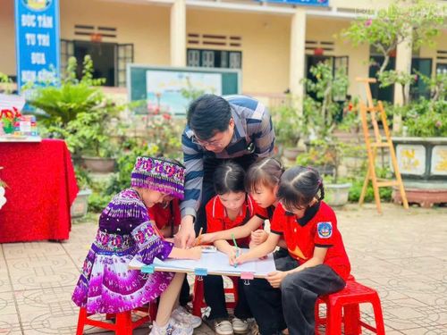 Học sinh tham gia hoạt động trải nghiệm tại trường học, góp phần lan tỏa tinh thần học tập chủ động và xây dựng xã hội học tập từ cơ sở.