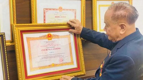 Ông Vũ Hữu Lê tự hào với danh hiệu cao quý Anh hùng Lao động.