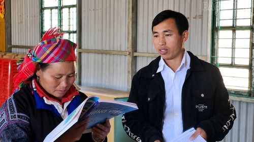 Chị Lý Thị Dông được thầy giáo tận tình chỉ dạy.