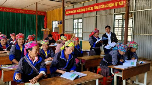 Các lớp xóa mù chữ ở vùng cao thu hút đông đảo người dân tham gia học tập.
