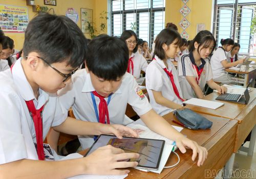 Học sinh lớp 8A, Trường THCS Mậu A sử dụng máy tính bảng và học liệu số trong giờ học của mô hình lớp học thông minh.