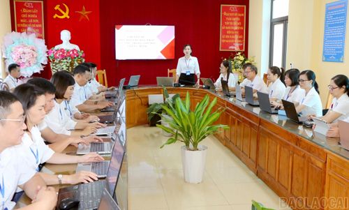Để vận hành hiệu quả lớp học thông minh, đội ngũ giáo viên Trường THCS Mậu A thường xuyên trao đổi chuyên môn, cùng tháo gỡ khó khăn và làm chủ các thiết bị công nghệ mới.