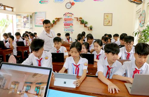 Ở lớp học thông mình, những nội dung khó, mang tính trừu tượng được thầy cô minh họa bằng video, hình ảnh và mô hình 3D sinh động giúp học sinh dễ hiểu, dễ ghi nhớ bài học.