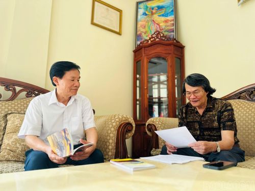 Tác giả Nguyễn Văn Hoàn (trái ảnh) và nhạc sĩ Phùng Chiến.