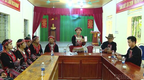 Đội ngũ "người bản số" của thôn Vàn 1, xã Phúc Lợi tập huấn cho người dân sử dụng nền tảng số trên điện thoại thông minh.
