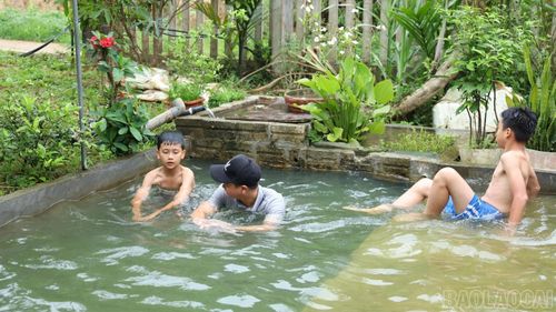 Anh Trần Xuân Giang dạy bơi cho các em nhỏ.