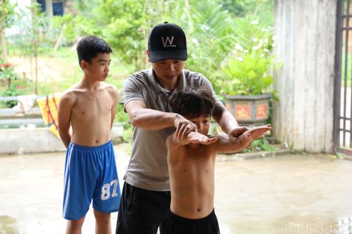 Mặc dù bận rộn nhưng anh Trần Xuân Giang vẫn dành thời gian dạy bơi cho các em nhỏ.