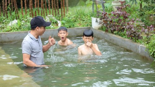 Anh Trần Xuân Giang hướng dẫn kiến thức cần thiết về phòng, chống đuối nước cho các em.