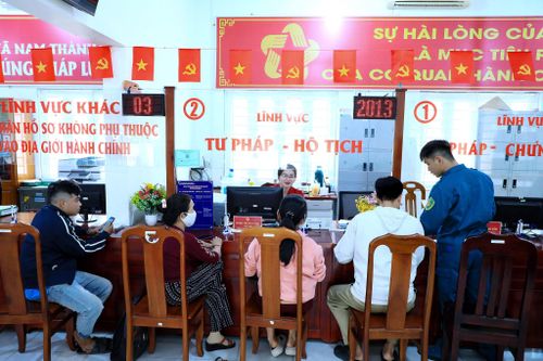 Lực lượng dân quân tự vệ hỗ trợ người dân làm thủ tục hành chính tại Trung tâm Phục vụ hành chính công xã Nam Thành