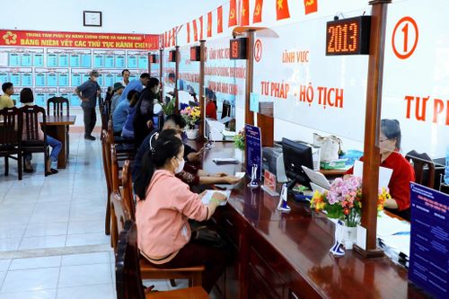 Nhiều người dân đến làm thủ tục tại Trung tâm Phục vụ hành chính công xã Nam Thành