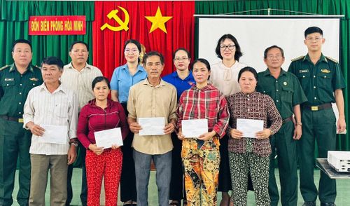 Tặng quà hỗ trợ hộ dân bị thiệt hại do bão lũ