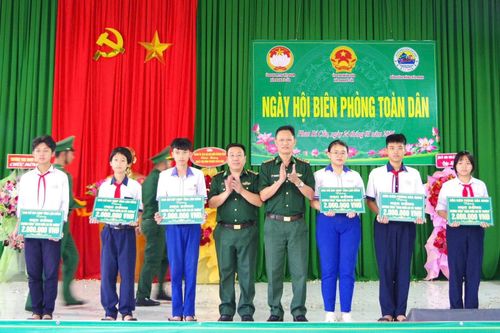 Đồn Biên phòng Hòa Minh trao học bổng cho các em học sinh hiếu học ở xã Phan Rí Cửa