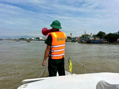Cán bộ Đồn Biên phòng Hòa Minh kêu gọi tàu thuyền vào nơi tránh trú bão an toàn