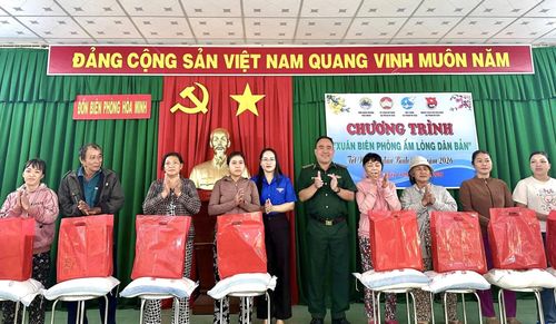 Đồn Biên phòng Hòa Minh phối hợp tổ chức trao quà cho người dân trong chương trình "Xuân Biên phòng ấm lòng dân bản" năm 2026