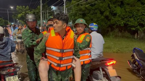 Cán bộ, chiến sĩ Đồn Biên phòng Hòa Minh đưa người dân vùng lũ đến nơi an toàn