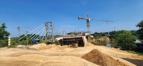 Cầu Phước Cát còn ngổn ngang