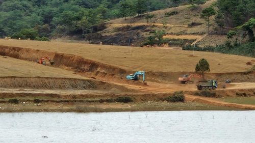 Tại công trường dự án Nạo vét hồ Đan Kia, không khí thi công diễn ra khẩn trương trên nhiều mũi công trình