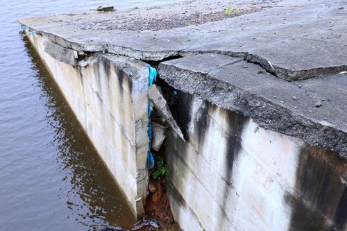Thân đập công trình Hồ chứa nước Đắk N'Ting bị trồi lún, nứt toác, hư hỏng do tác động của sạt trượt