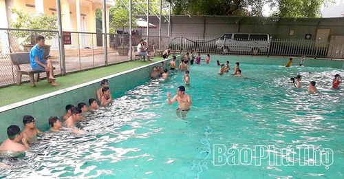 Học sinh Trường THCS Văn Khúc, xã Hùng Việt tích cực tham gia lớp tập bơi.