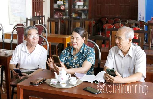 Các thành viên Tổ công nghệ số cộng đồng khu Cây Sui, xã Quảng Yên thao tác thành thạo các ứng dụng số trên thiết bị di động.