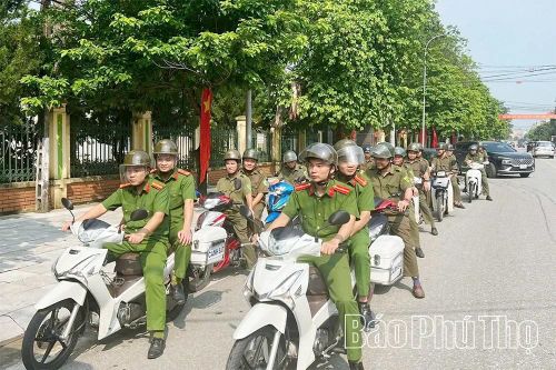 Công an xã Kim Bôi phối hợp các lực lượng ra quân tuần tra, kiểm soát giữ an ninh trật tự trên địa bàn.