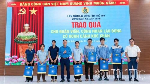 Tại chương trình, nhiều đoàn viên, công nhân lao động có hoàn cảnh khó khăn được trao tặng quà.