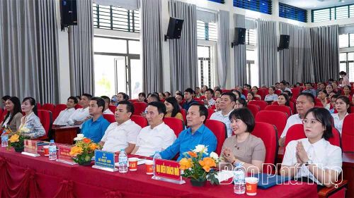 Đại biểu dự Lễ phát động Tháng Công nhân và Tháng hành động về An toàn vệ sinh lao động xã Xuân Lãng.