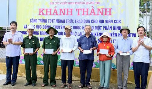 Trao quà cho các gia đình cựu chiến binh có hoàn cảnh khó khăn - Ảnh: T.L