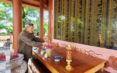 Cựu chiến binh Ngô Xuân Hoàn với hơn 20 năm chăm sóc Nhà bia tưởng niệm các Anh hùng liệt sĩ xã Hải Lệ cũ - Ảnh: T.L