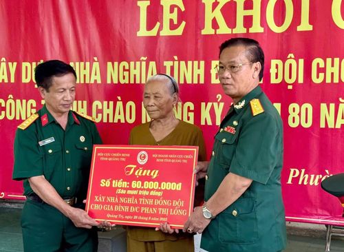 Khởi công làm nhà “Nghĩa tình đồng đội” cho cựu chiến binh Phan Thị Lồng, năm 2025 - Ảnh: T.L