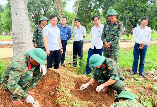 Hội CCB phường Quảng Trị cùng với các ngành chức năng tổ chức tìm kiếm, cất bốc, quy tập mộ liệt sĩ - Ảnh: T.L